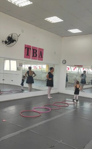 Meninas em aula de ballet infantil na TBA Vargem Grande Paulista