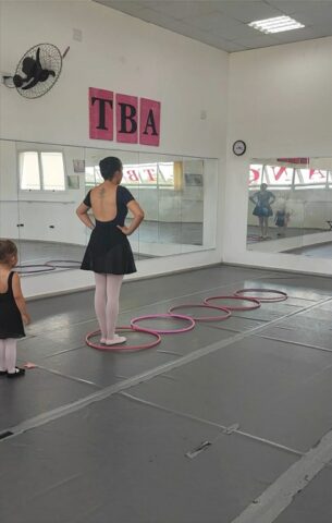 Aula de ballet infantil com alunas da TBA Ballet